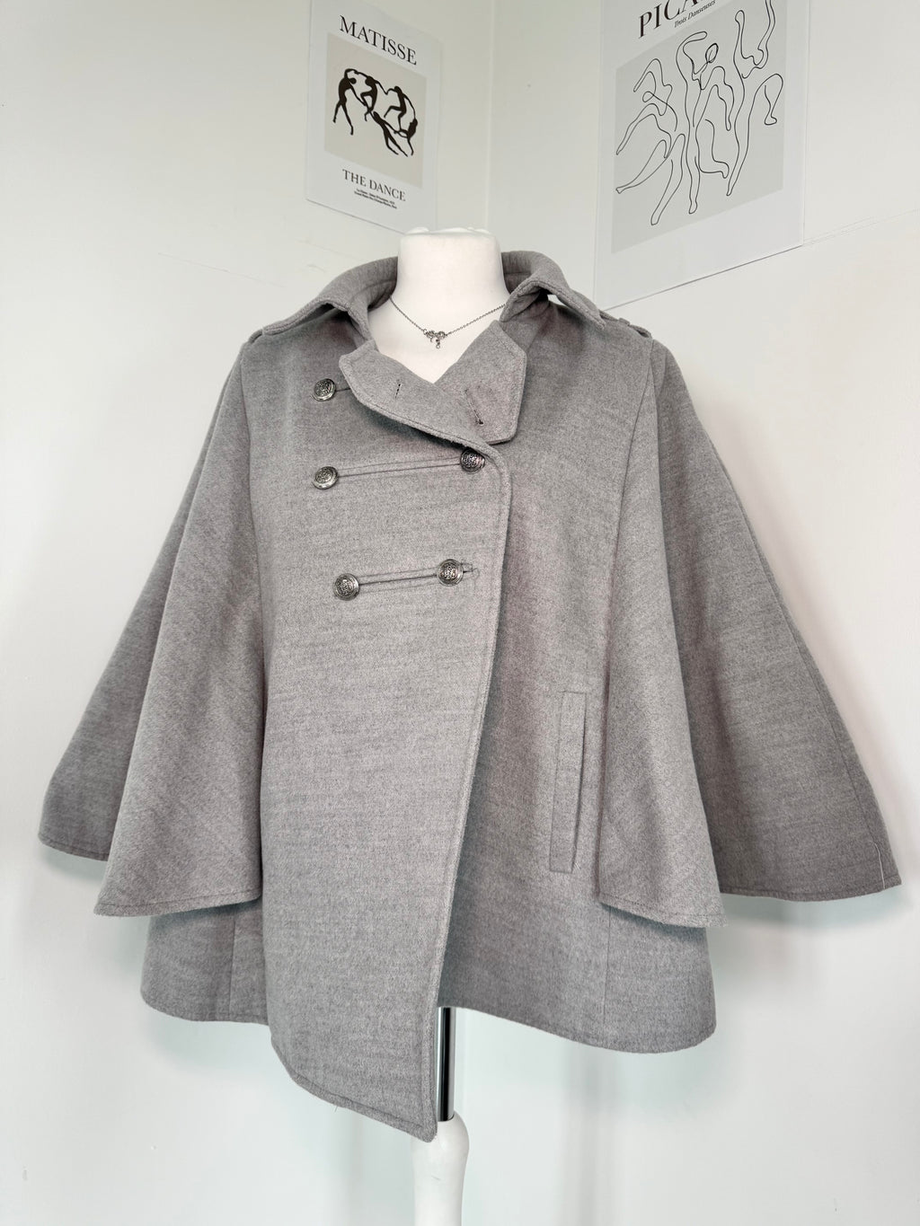 Grey poncho coat with elegant buttons