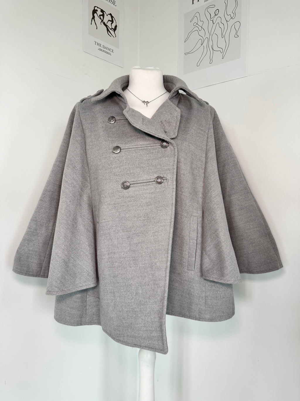 Grey poncho coat with elegant buttons