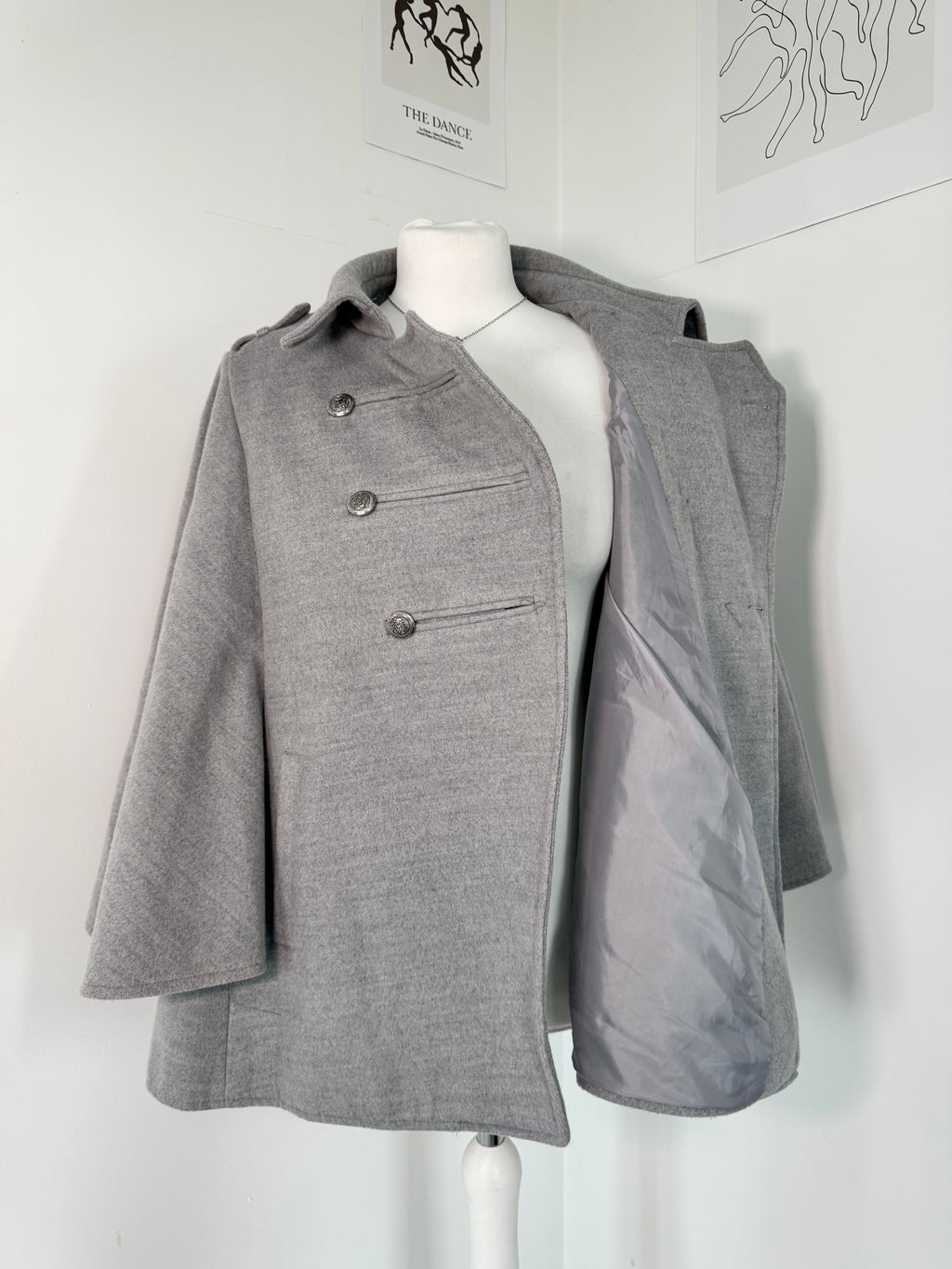 Grey poncho coat with elegant buttons