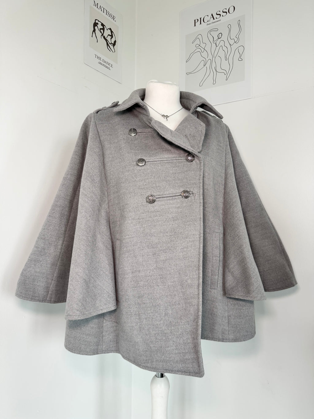 Grey poncho coat with elegant buttons